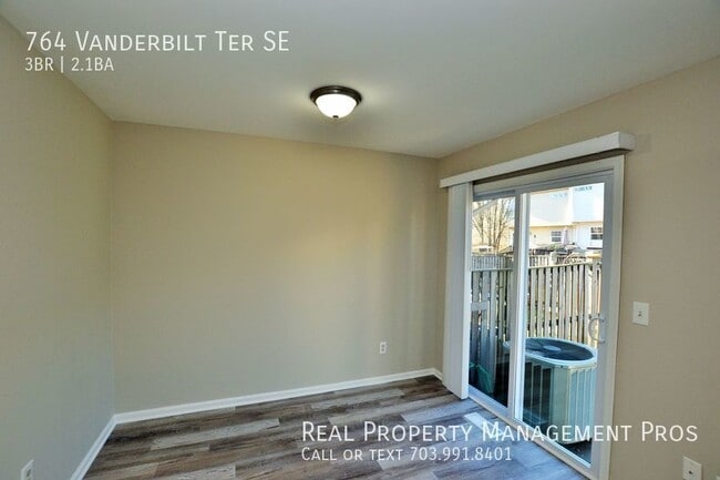Building Photo - Beautifully Updated 3 Bedroom Townhouse in...