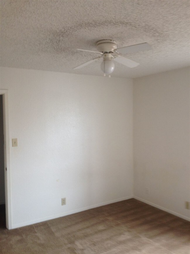 Building Photo - 2 br, 1.5 bath  - 2225 Stella St