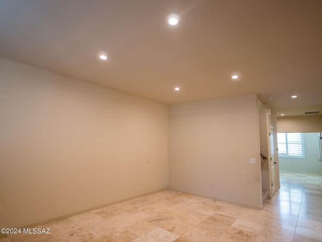 Building Photo - 4249 N Golden Ridge Ln