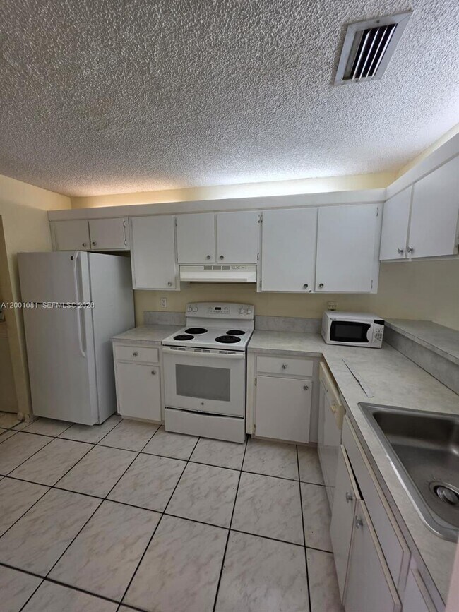 Building Photo - 7959 NW 41 Ct