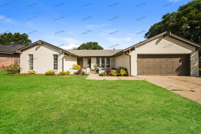 Photo - 12017 Surrey Ln (Yukon, OK)