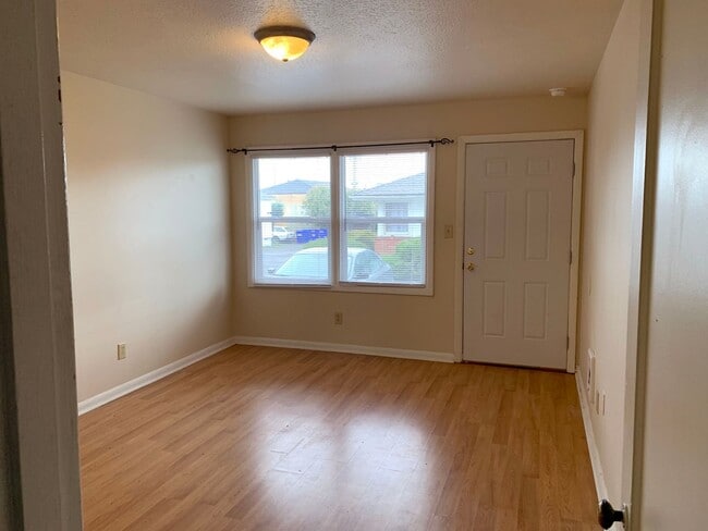 Building Photo - Bright One bedroom Woodlawn Apartment