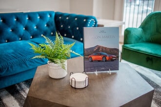 Building Photo - 2022 W Warren Blvd