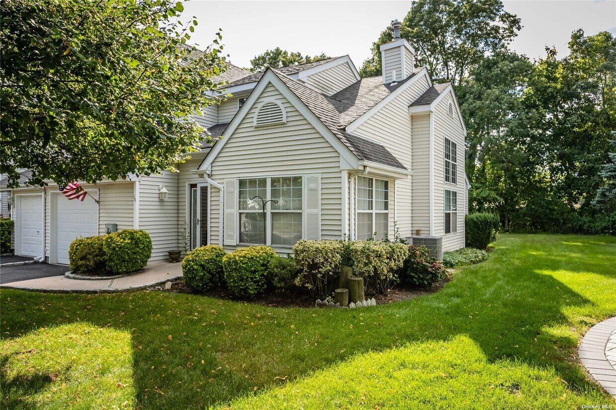 14 Mystic Cir, Bay Shore, NY 11706 Townhome Rentals in Bay Shore NY