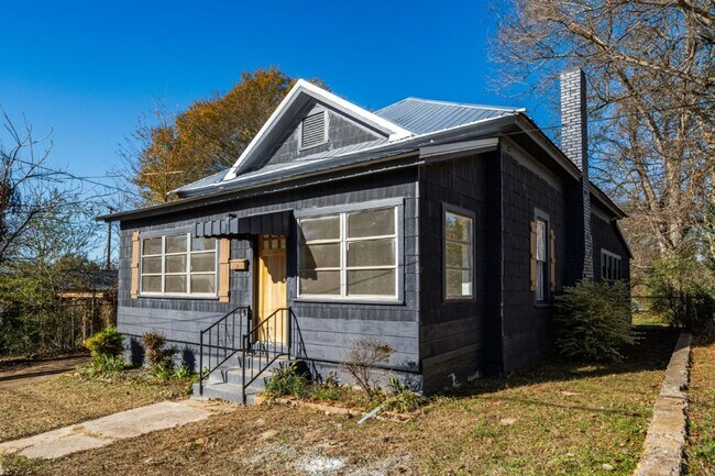 Building Photo - 611 Bell St