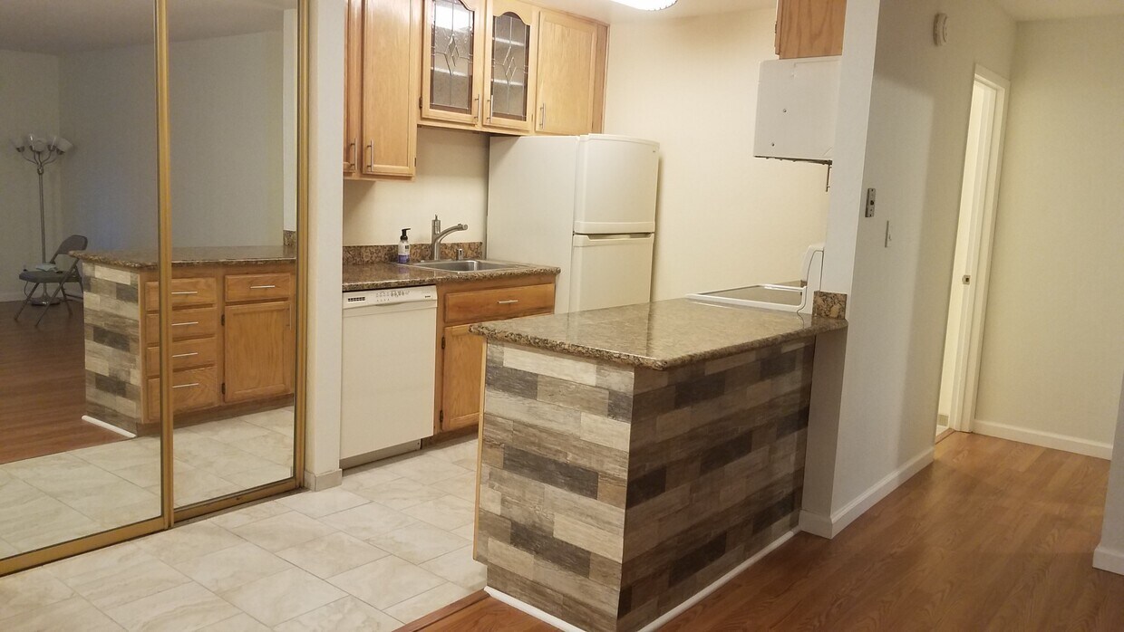 Primary Photo - 403 Piccadilly Pl