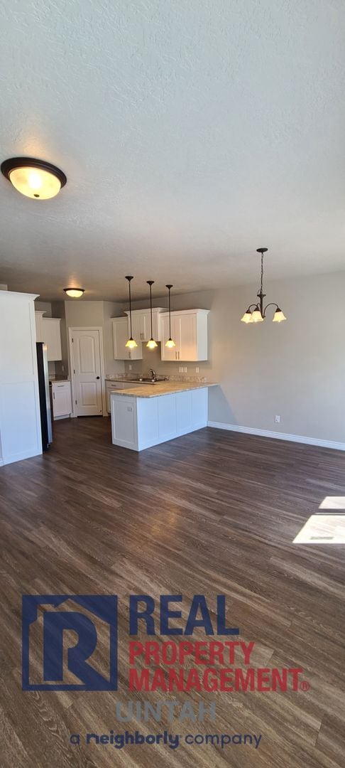 Building Photo - Cozy 3 Bedroom 2 1/2 Bath Condo