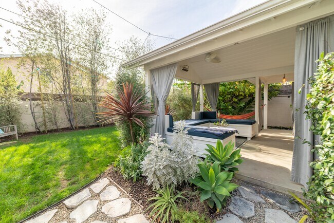 Indoor/outdoor living room - 10949 Aletta Ave