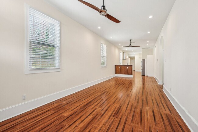 Foto del edificio - Better Price AND Reduced Deposit! Renovate...