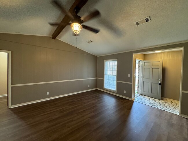 Building Photo - Lovely Ranch Home in Spring Valley