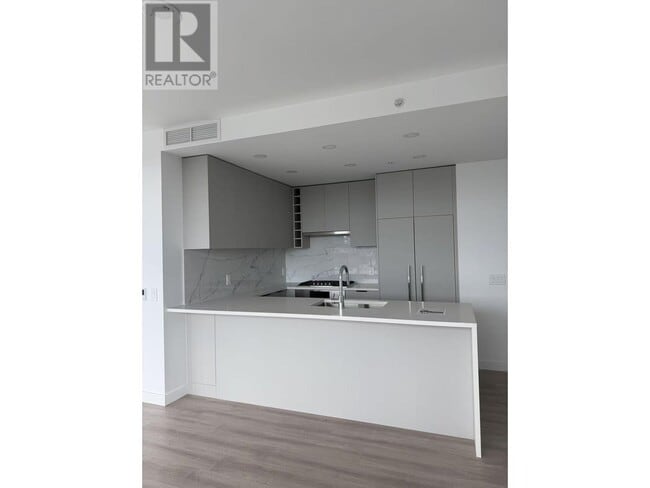 Building Photo - 823-3823 Carnarvon St
