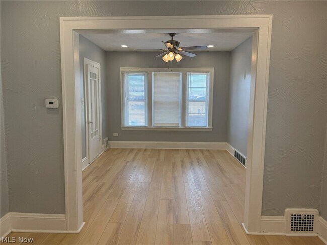 Foto del edificio - 3231 W 121st St