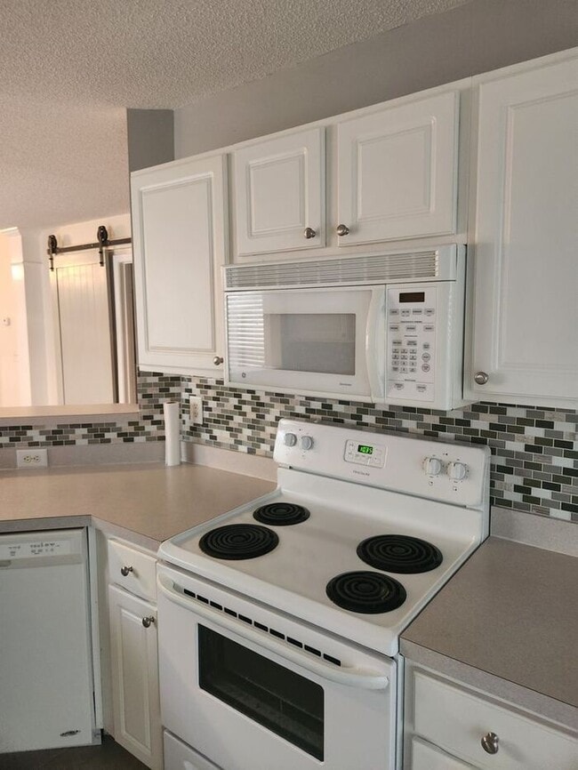 Building Photo - Lovely 2 Bedroom Bath