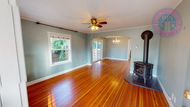 Building Photo - Adorable Canby Home, Cozy Gas Fireplace, P...