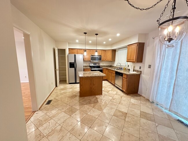 Large eat-in kitchen - 397 S Pickett St