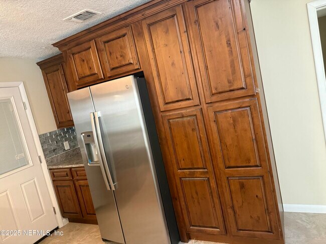 Foto del edificio - 7440 Greenway Dr