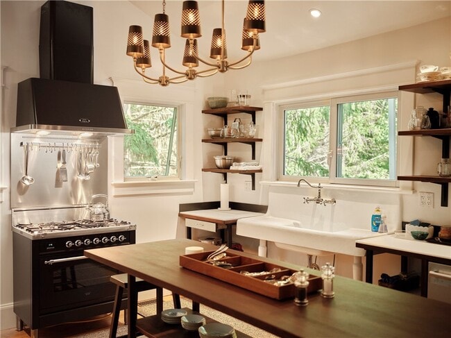 Building Photo - 38 Lake St