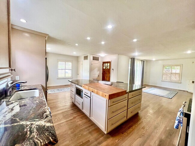 Foto del edificio - Updated Brookside Bungalow!