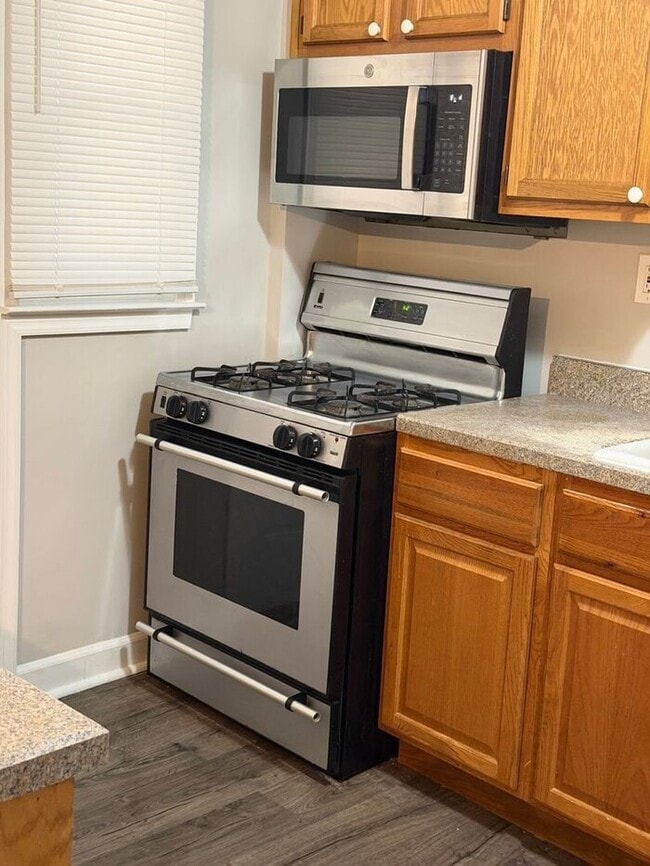 Building Photo - 3 Bedroom Townhome