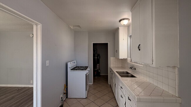 Foto del edificio - 6415 S Van Ness Ave
