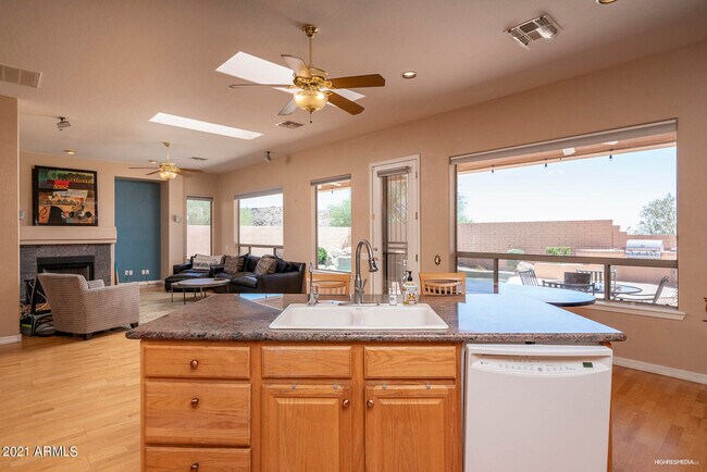 Foto del edificio - 533 W Desert Flower Ln