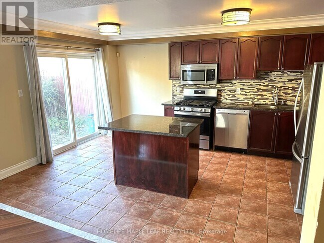 Building Photo - 72 Four Seasons Cir