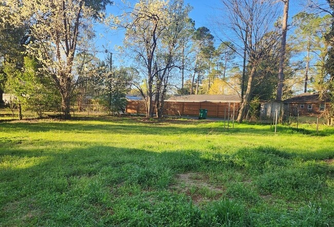 Building Photo - Charming 3 Bedroom 1.5 Bath Single Family Home