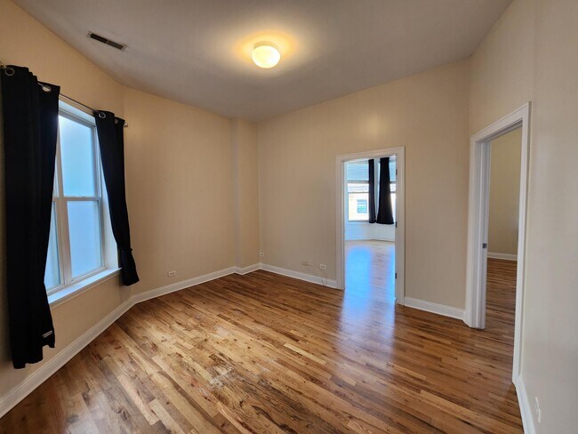 Foto del edificio - 2302 N Milwaukee Ave