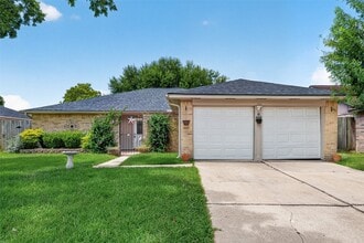 Building Photo - 15815 Thistledew Dr