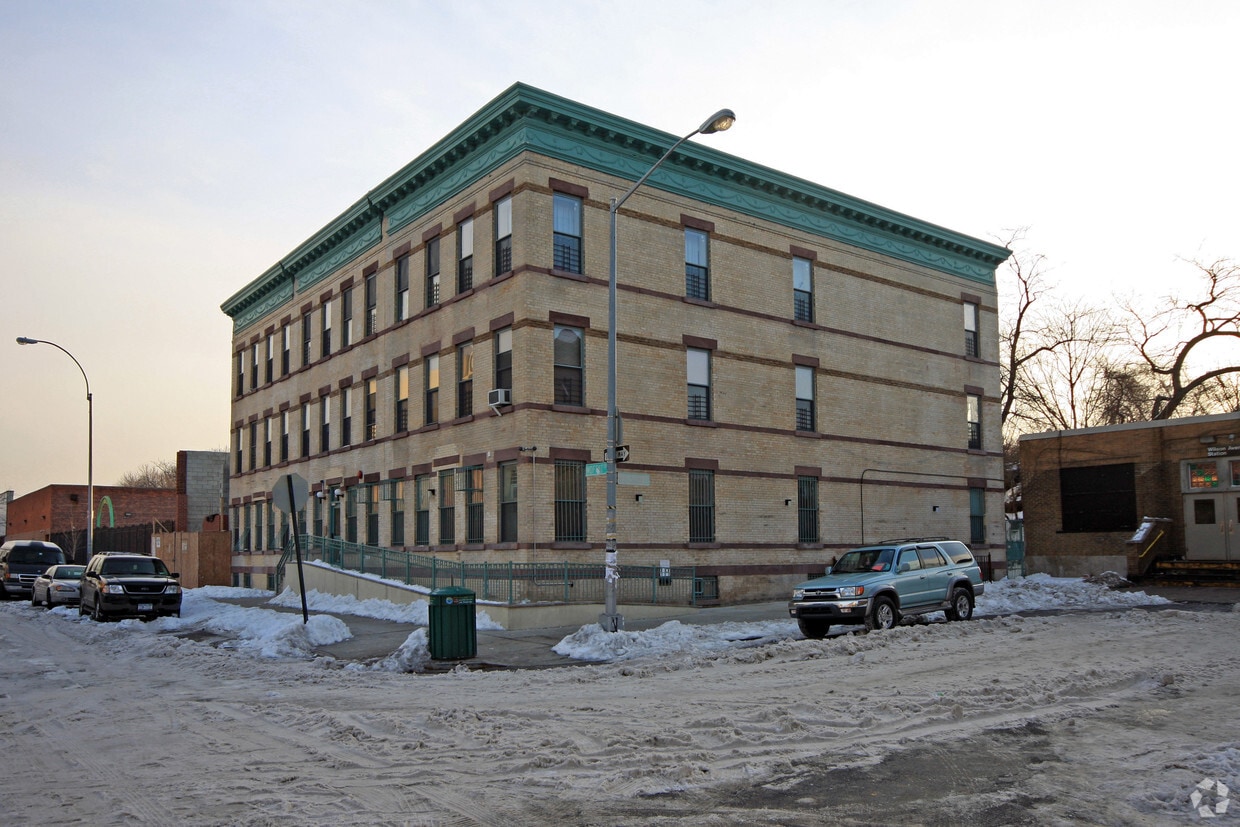 Primary Photo - 236 Moffat St