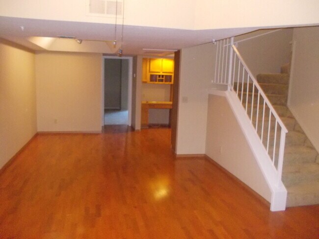 Building Photo - Cozy Town home Located close to Downtown s...