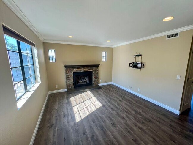 Foto del edificio - Stunning 2-Bed, 2-Bath Condo in Golden Hill – City Lights Community