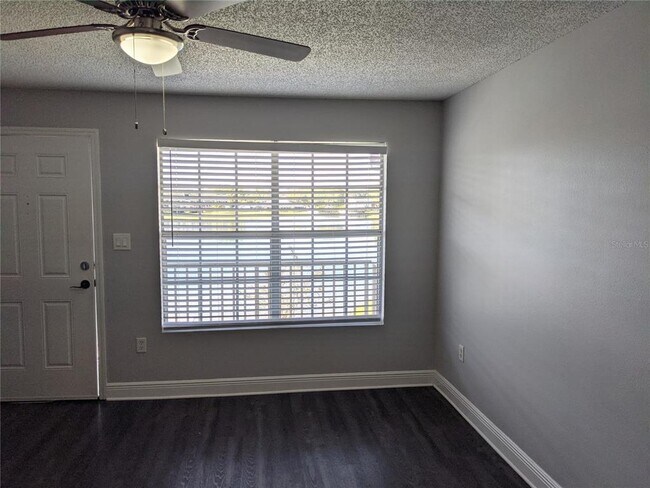 Building Photo - 302 Lake Parsons Green