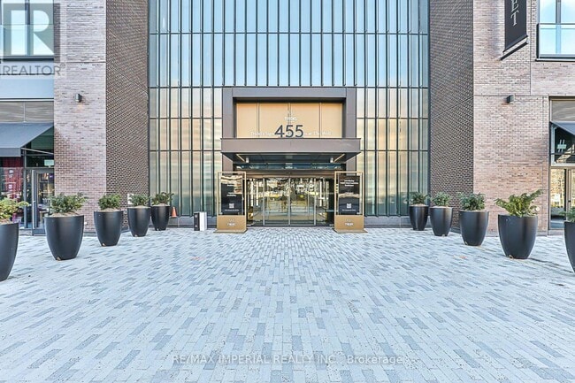 Building Photo - 455 Wellington St W