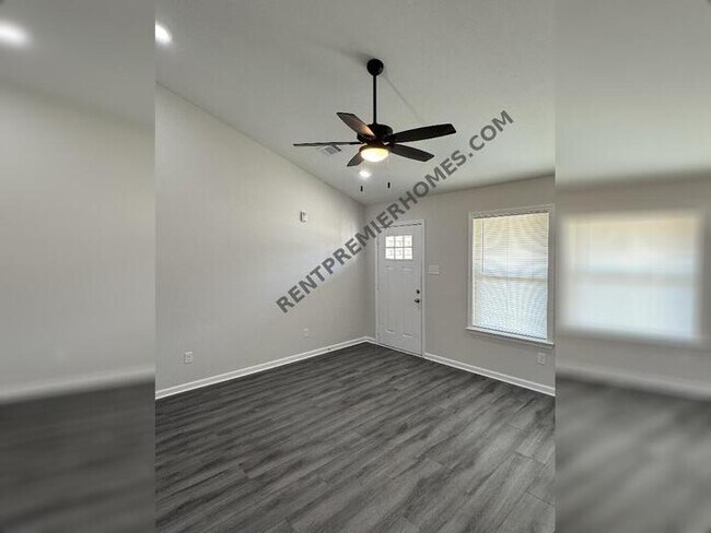 Foto del edificio - 12 Edward Dr