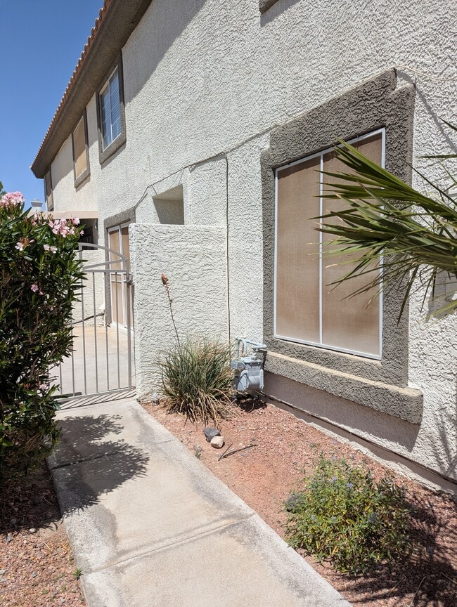 Building Photo - 203 Oro Canyon St