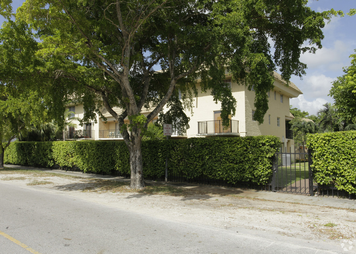 Building Photo - Courtyards at Kendall