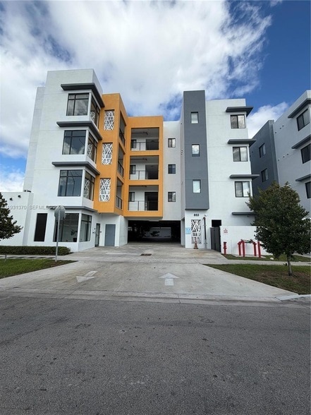 Building Photo - 853 E 24th St