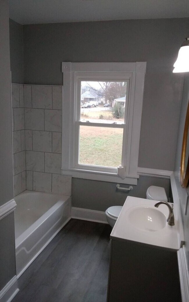 Foto del edificio - 2 bedroom house in Colonial Heights