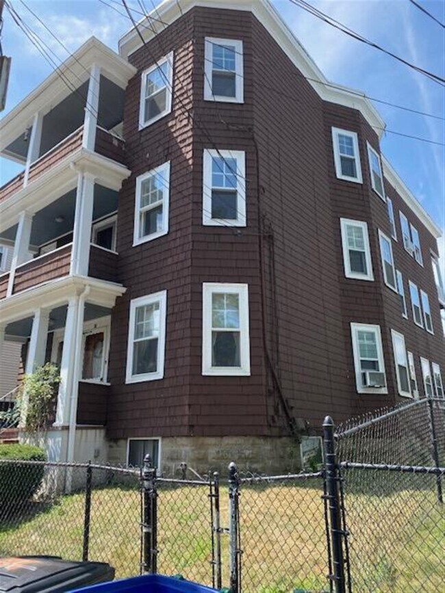Building Photo - 47 Perry St