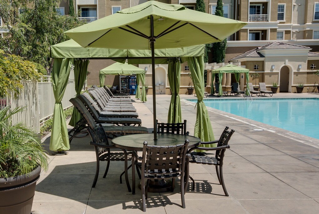 Pinnacle at MacArthur Place Apartment Rentals Santa Ana, CA