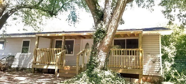 Building Photo - 5 bedroom 3 full bathroom available now!!