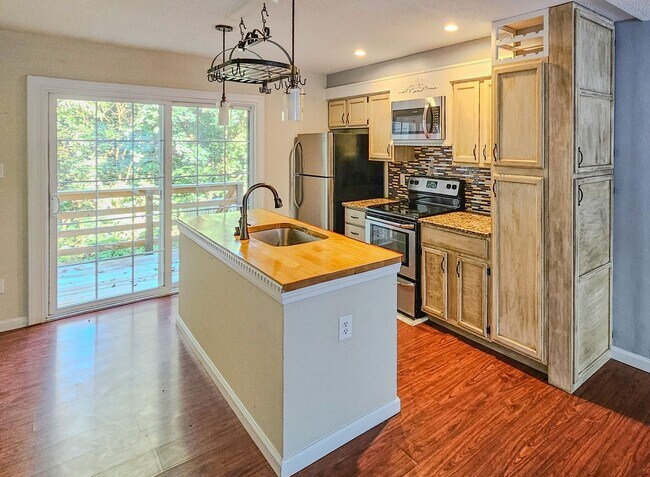 Foto del edificio - West Knoxville 37923 - 2 bedroom, 1.5 bath condo with hardwood floors - Contact Ryan Fogarty (865...