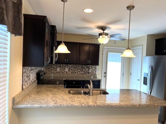 Foto del edificio - ~ Park Place Townhomes End-Unit in Whitsett ~