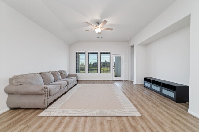 Building Photo - 720 Lake Lacosta Dr
