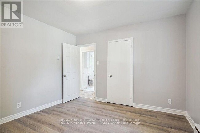 Building Photo - 2320 Hixon St