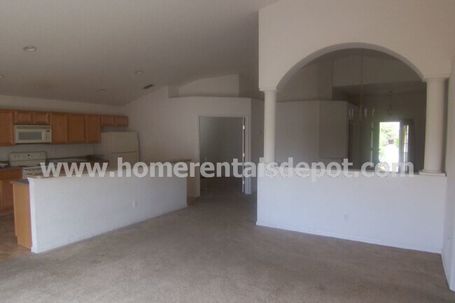 Foto del edificio - *PRICE REDUCTION* Spacious 4 bedroom home with 2 full bathrooms in Kissimmee – Your 1,816 Sq. Ft....