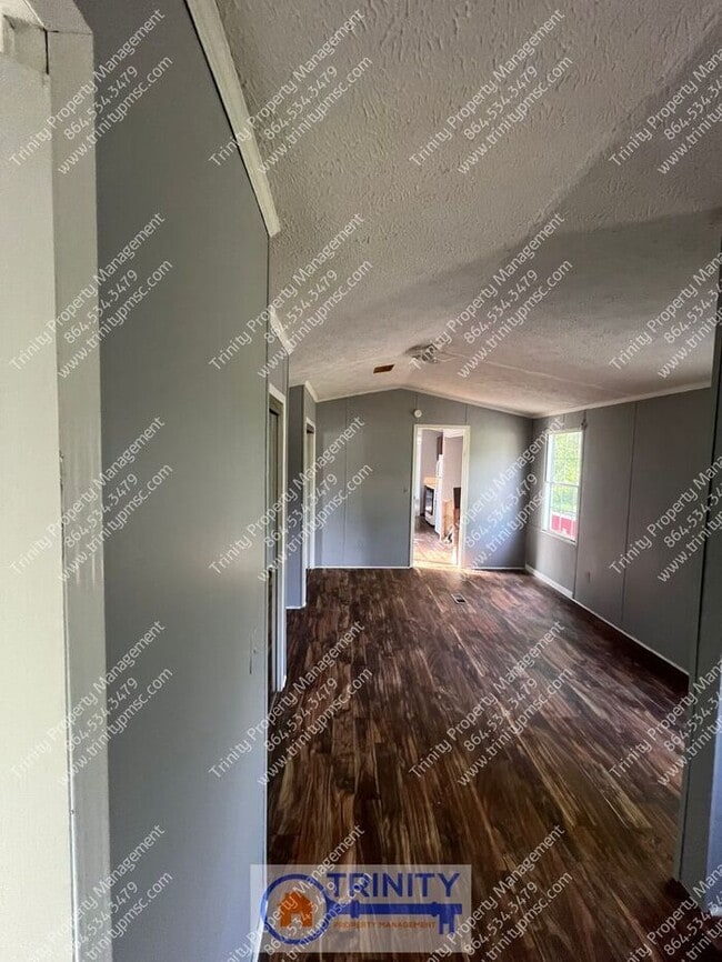 Building Photo - Newly Renovated and Ready for Move-In Now!