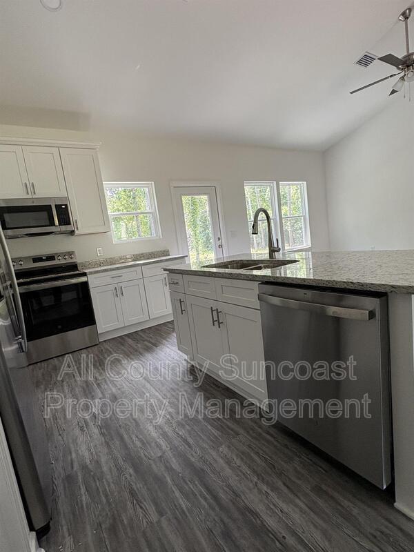Building Photo - 555 Sunset Dr
