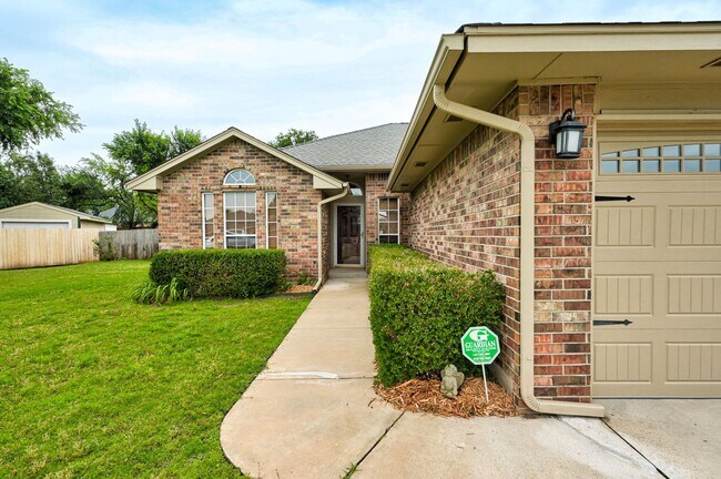 Foto del edificio - Amazing 4BD/3BTH home with a 3 car garage ...